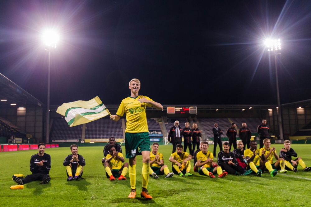 Fortuna-aanvoerder Schuurs haalt rijbewijs met Roda- en MVV-fans als examinatoren