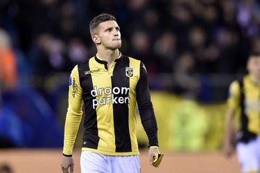 Vitesse-aanvoerder Linssen is de VAR spuugzat: 'Systeem geen verbetering voor het voetbal'