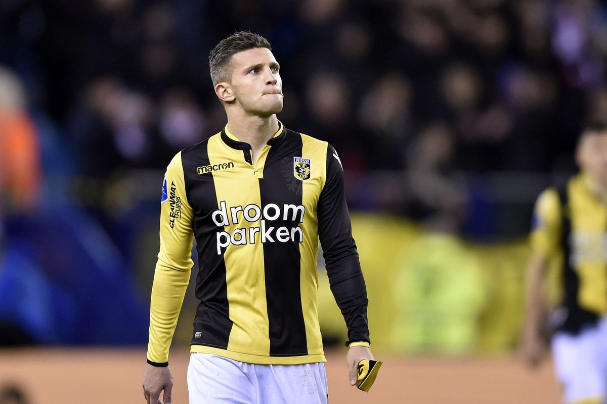 Vitesse-aanvoerder Linssen is de VAR spuugzat: 'Systeem geen verbetering voor het voetbal'