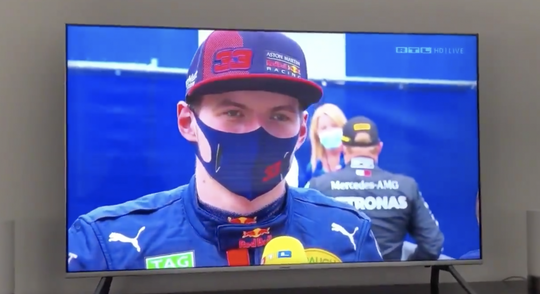 🎥 | HAHA! Max Verstappen op Duitse tv: 'Hey rukker, alles goed?!'