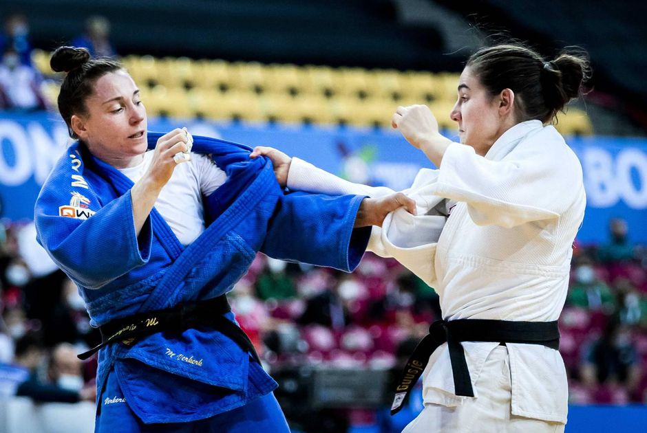 WK judo: Marhinde Verkerk en Guusje Steenhuis strijden tegen elkaar om het brons