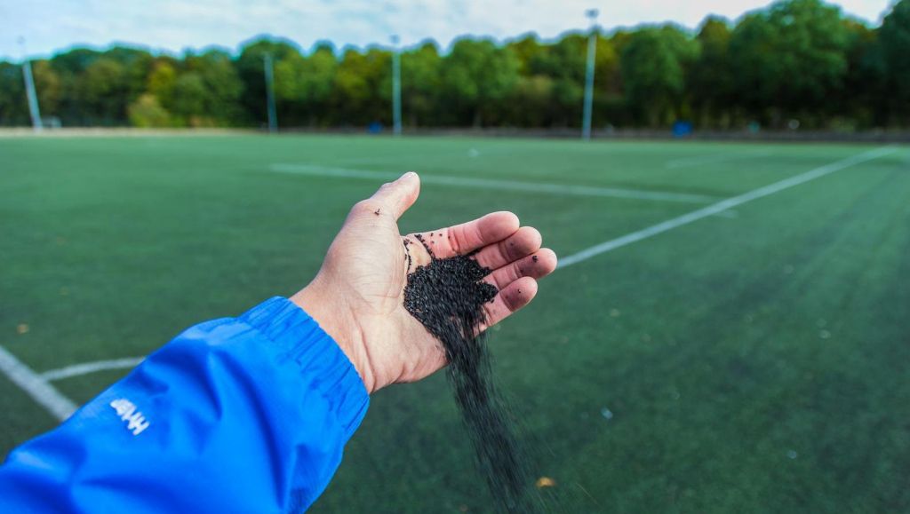 Bandenbranche onderzoekt honderden kunstgrasvelden