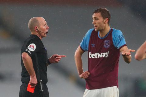 Premier League-scheids krijgt even rust nadat-ie met de dood werd bedreigd