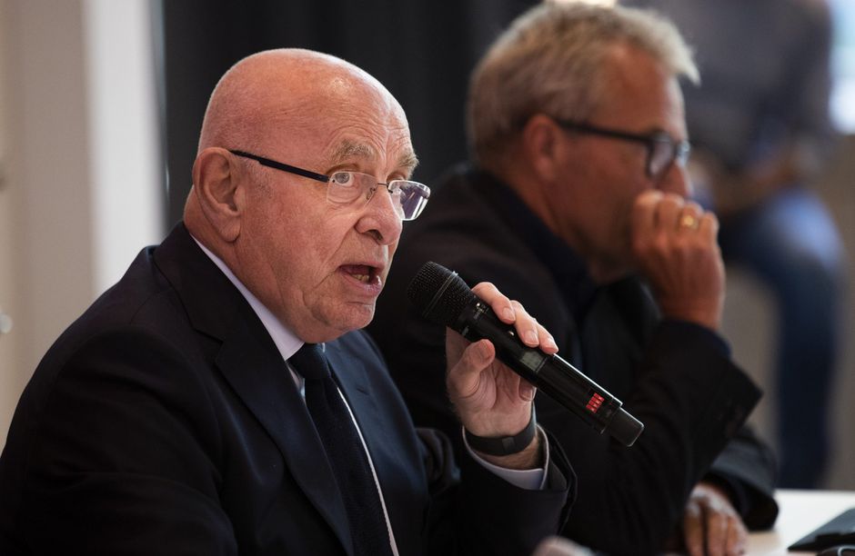 KNVB-voorzitter Michael van Praag maakt zich compleet belachelijk op Twitter