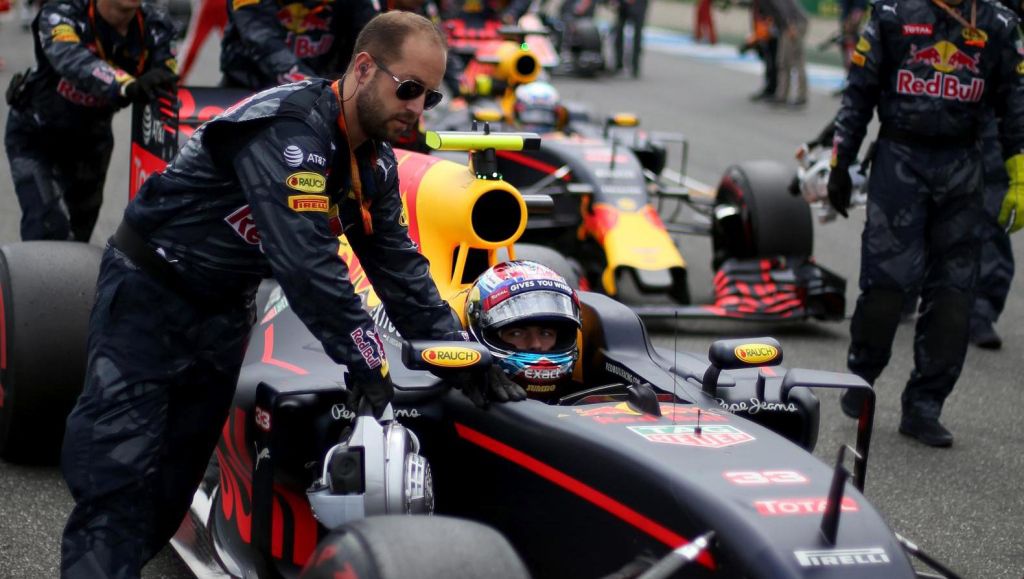 Teambaas Red Bull lovend over Max: 'Hij is een sensatie in de Formule 1'