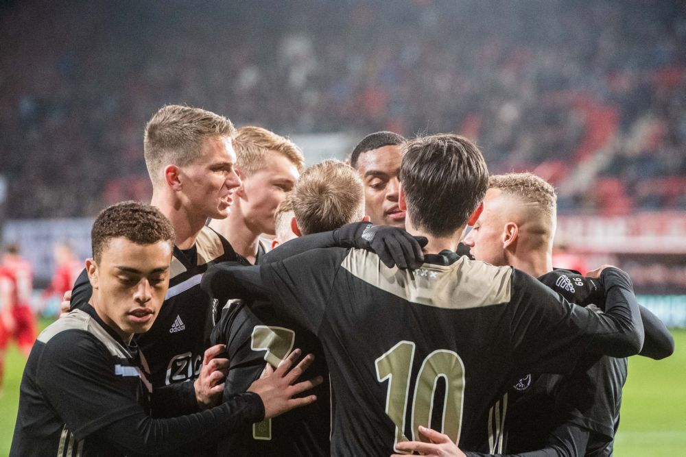 Zevenklapper in Enschede: wervelend Jong Ajax verslaat titelkandidaat Twente
