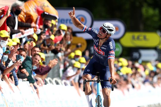 Mathieu van der Poel slaat genadeloos toe in 2e etappe Tour de France!