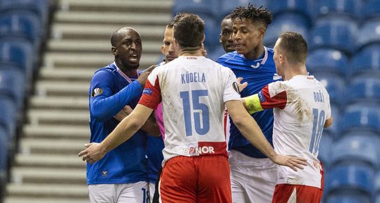 📸 | Fans Slavia Praag maken walgelijk spandoek over Rangers-speler Kamara