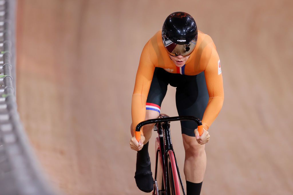 Shanne Braspennincx knalt naar GOUD op sprint bij EK baanwielrennen