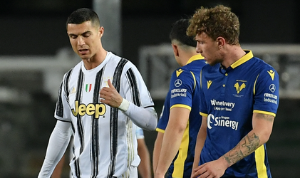 🎥 | Zuchtende Ronaldo krijgt 'shirtbedelaar' op z'n dak na gelijkspel Juve