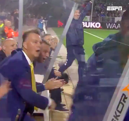 🎥😂 | JUICHEN! Blije Louis van Gaal klapt voor openingsgoal Glynor Plet tegen Jong AZ