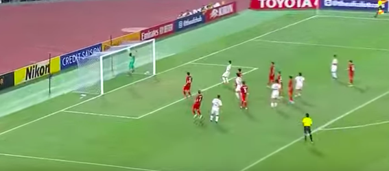 🎥 | Oeps! Vietnam U23-keeper blundert met komisch eigen doelpunt