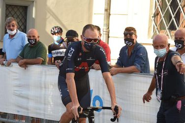 Froome rijdt rond in de Tirreno-Adriatico in plaats van in de Tour: 'Niet waar ik had willen zijn'