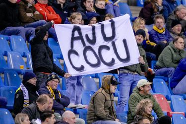 🎥​ | Boze Vitesse-fans bestormen hoofdingang Gelredome: 'Cocu rot op'