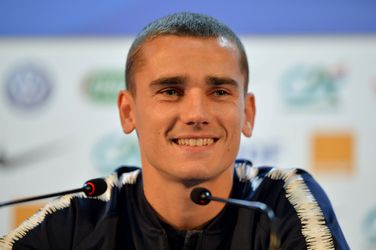 Persmedewerker flipt 'm compleet als journalist slim omgaat met 'Griezmann-regel' (video)