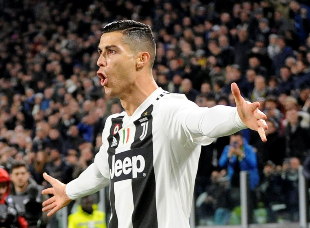 Juventus wint met dankzij goals Ronaldo en Mandzukic en blijft dik koploper