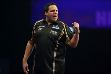 Lewis pakt na fantastische 9-darter Wade in