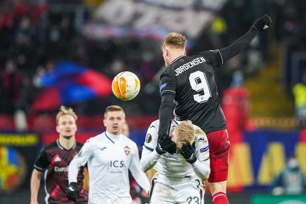 Advocaat over rode kaart Jørgensen tegen CSKA Moskou: 'Na die 1e kaart moet je oppassen'