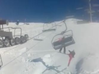 Professionele snowboarder is wat ongeduldig en springt in lift, vrouw valt (video)