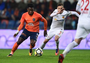 Elia wint met Basaksehir en hijgt Galatasaray in de nek