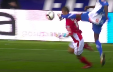 🎥 | Genk-fans herinneren Standard-speler met doek aan doodschop van 10 jaar (!) terug