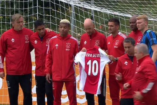 🎥 | Mooi eerbetoon: spelers en staf van Ajax poseren met shirt voor Peter R. de Vries