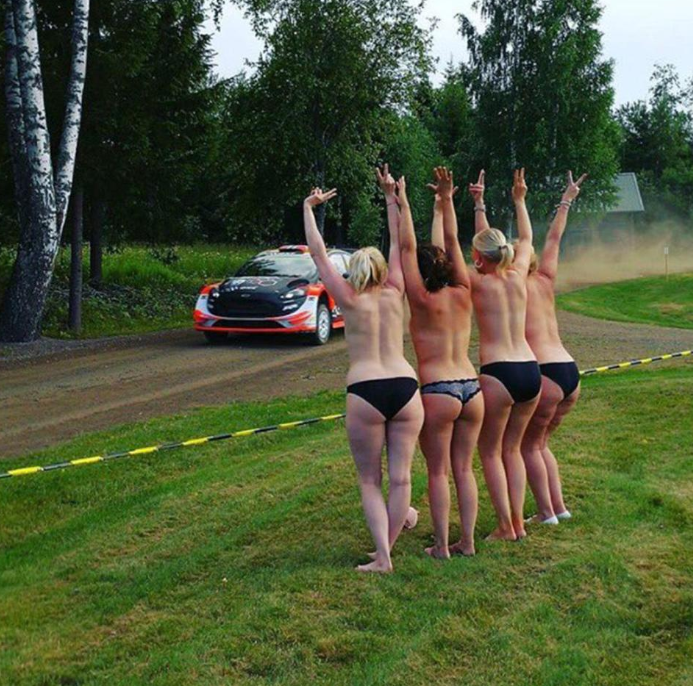 4 topless dames leiden Noorse rallycoureur af (foto's)