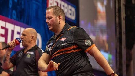 Dirk van Duijvenbode met een prutsgemiddelde naar de slachtbank gestuurd op het German Darts Championship