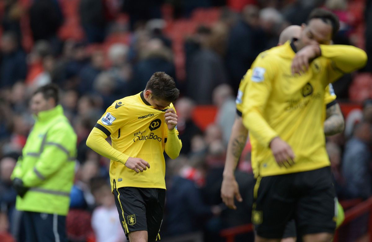 Aston Villa verliest van Manchester United en degradeert naar Championship