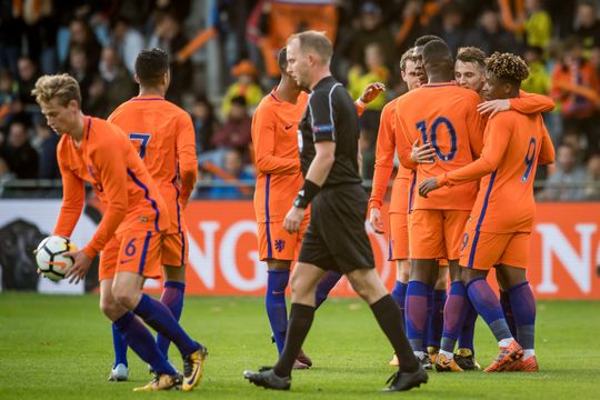 Jong Oranje leidt na lachwekkende blunder van Letse keeper (video)