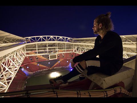 Freerunners klimmen op dak Amsterdam Arena (video)