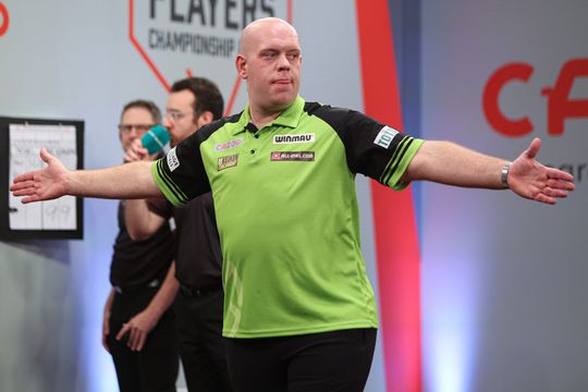 Michael van Gerwen vecht zich terug tegen Stephen Bunting en staat in halve finale PCF