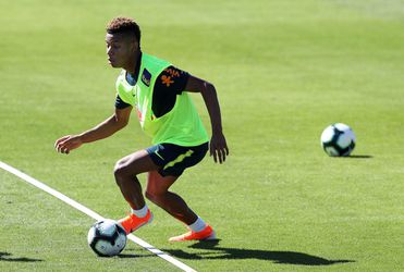 Ajacied Neres krijgt vieze panna van landgenoot tijdens training (video)