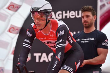 Clarke en Stephens winnen op Champs-Élysées laatste rit van virtuele Tour de France