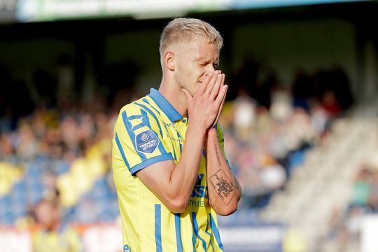 🎥 | Bewussie? RKC-spits Jens Odgaard krijgt vliegende voetbalschoen in zijn kruis
