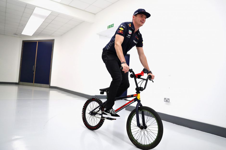Zo stomen de F1-coureurs zich klaar voor het nieuwe seizoen (video's)