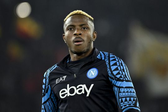 🎥 | Losjes voor Afrika Cup: topspits Victor Osimhen strooit met geld in Nigeriaanse nachtclub
