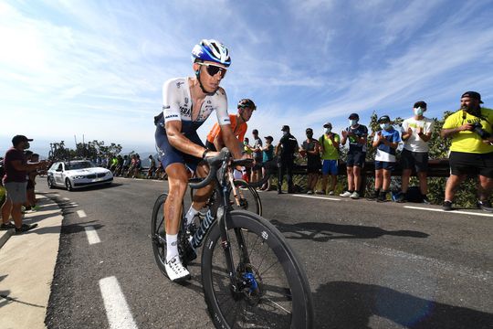 🎥 | AUTSJ! Sep Vanmarcke wordt in Vuelta van achteren getorpedeerd door Daniel Navarro