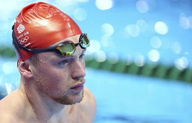 Peaty zwemt wereldrecord op 100m schoolslag