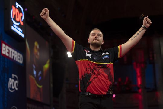 🎥 | Dimitri Van den Bergh draait tegen Krzysztof Ratajski de boel totaal om en is finalist bij World Matchplay