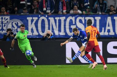 Galatasaray-keeper blundert flink en ziet Schalke-spits Burgstaller scoren (video)