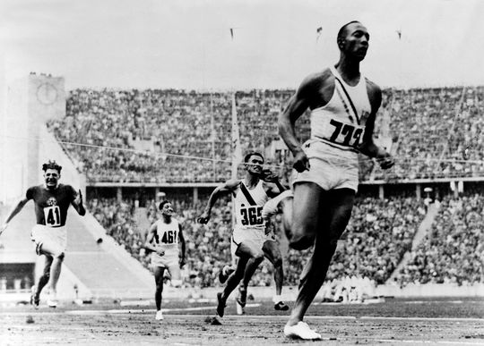 Filmaankondiger brandt sportboegbeeld Jesse Owens af: 'Hij gaf niet om politiek'