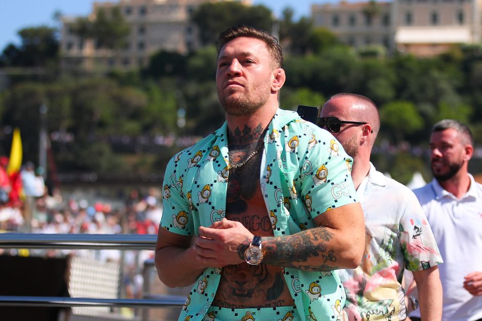 🎥 | Conor McGregor kondigt met glas wijn tegenstander, gewicht én datum voor terugkeer aan