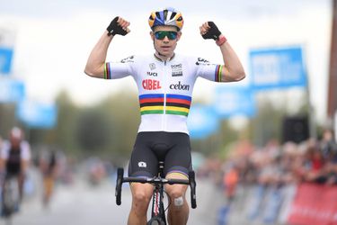 Wereldkampioen Van Aert pakt bij afwezigheid Van der Poel 1e zege van het seizoen