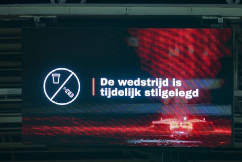 FC Utrecht-RKC Waalwijk ontsierd door bier? Wedstrijd gestaakt door gooiende fans