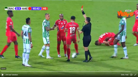 🎥🟥 | Invaller in Colombia staat net 30 seconden in het veld en krijgt meteen rood voor harde zaag