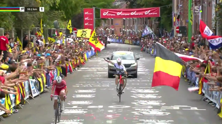 🎥 | Australiër geniet van sfeer bij WK wielrennen in Vlaanderen en vermaakt publiek met wheelie