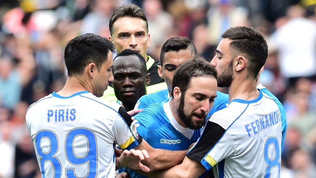 Higuaín wordt helemaal gek bij pijnlijke nederlaag Napoli (video)