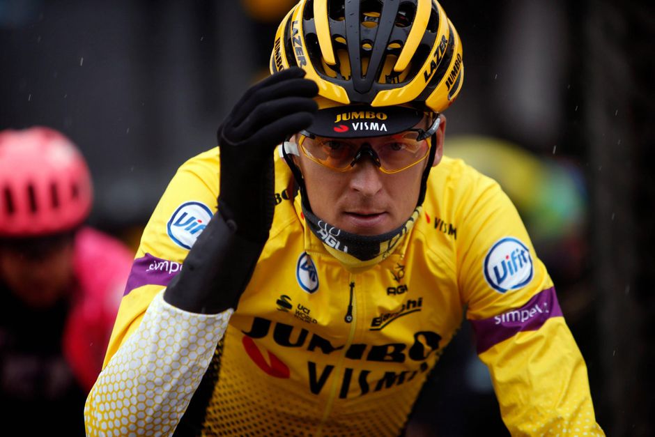 Robert Gesink na harde val in Luik-Bastenaken-Luik afgevoerd naar ziekenhuis