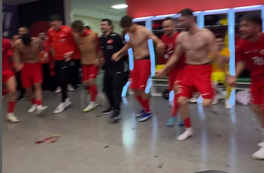 🎥 | Heerlijk! Turkse spelers compleet uit hun dak met typisch dansje na plaatsing voor EK